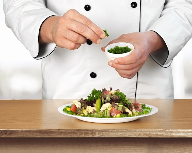 kucharz przygotowujący danie